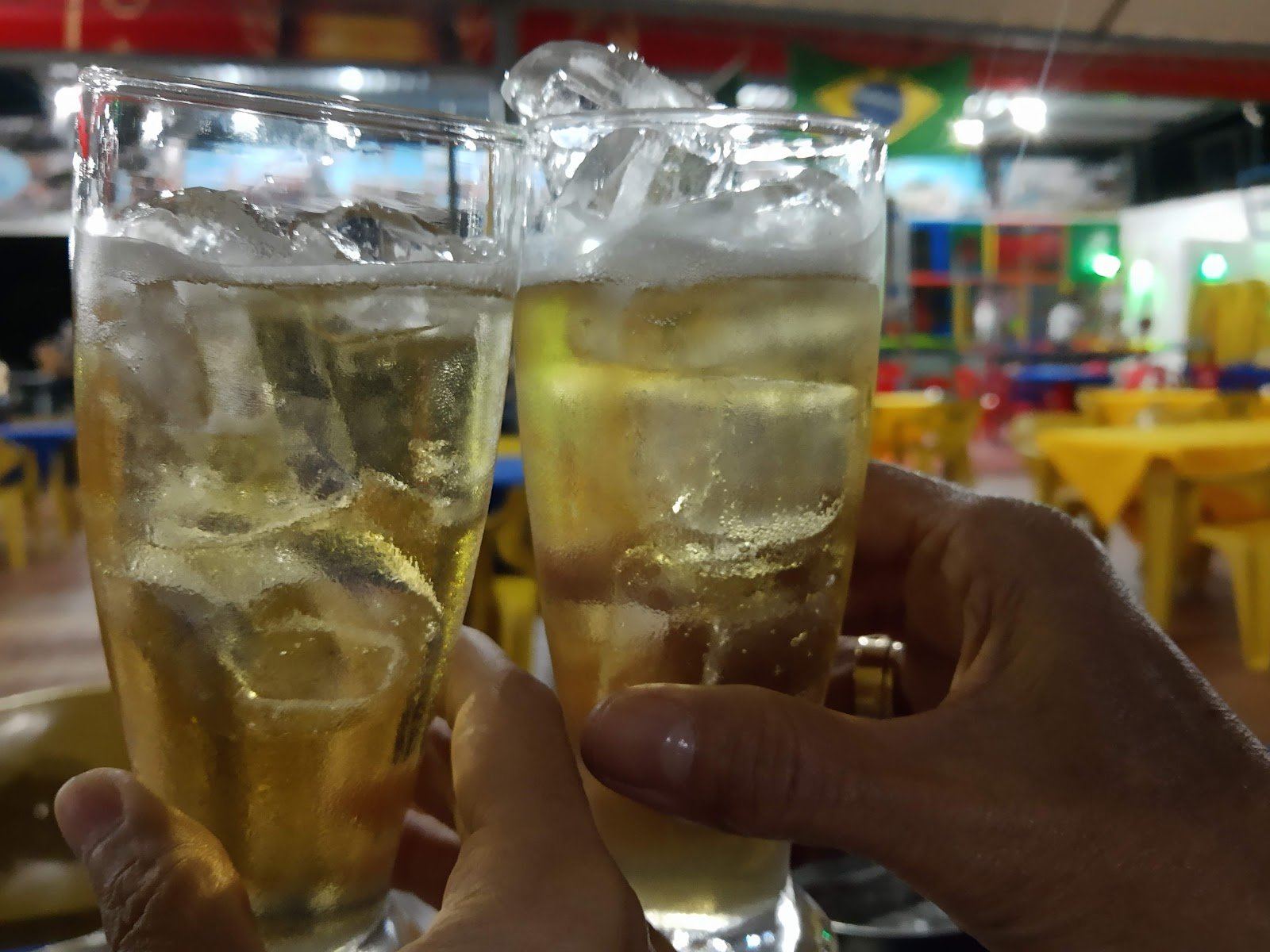 Brinde com dois copos de cerveja bem gelada na mesa do Lacerda